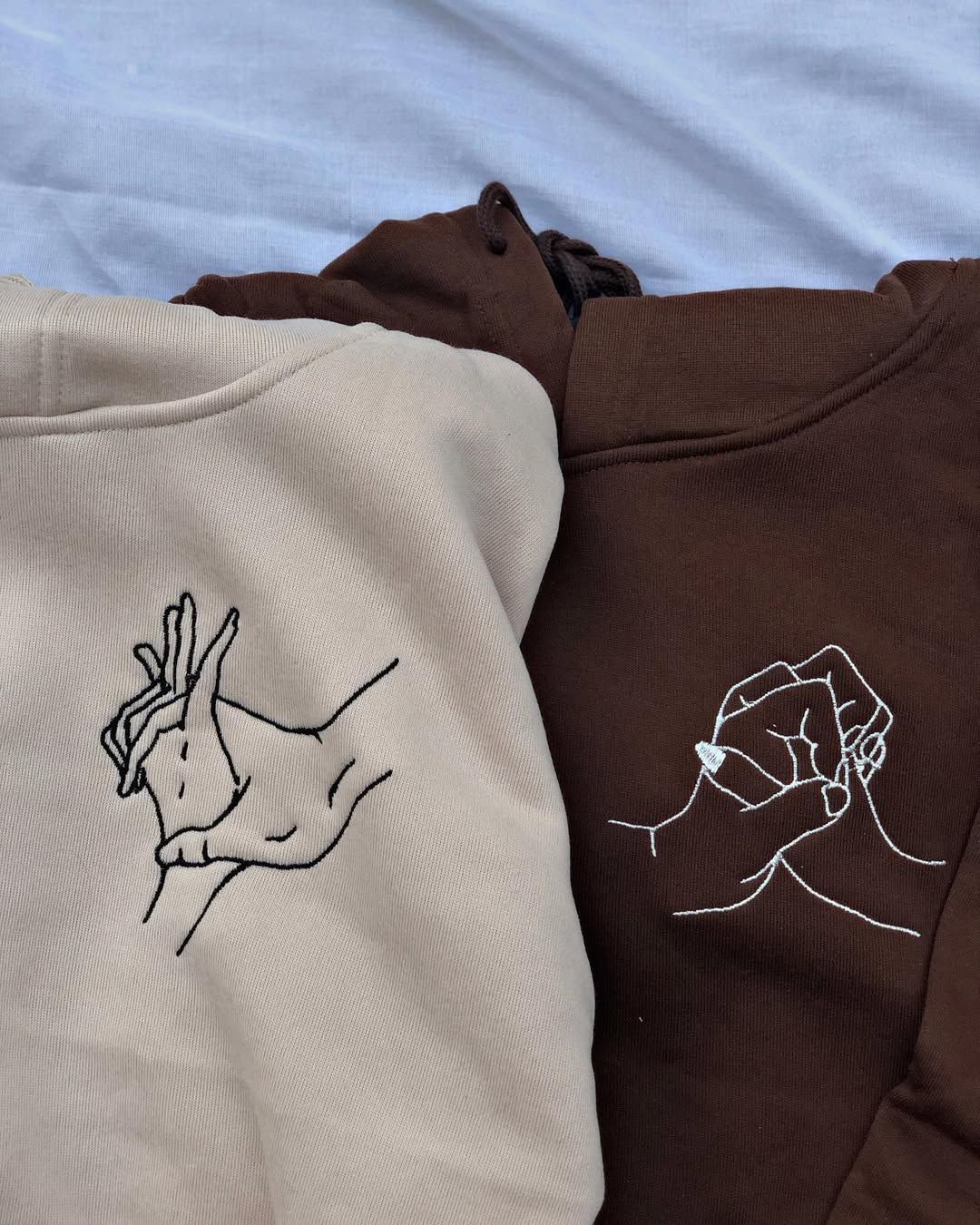 Hand in Hand Hoodie | هودي اليد فاليد